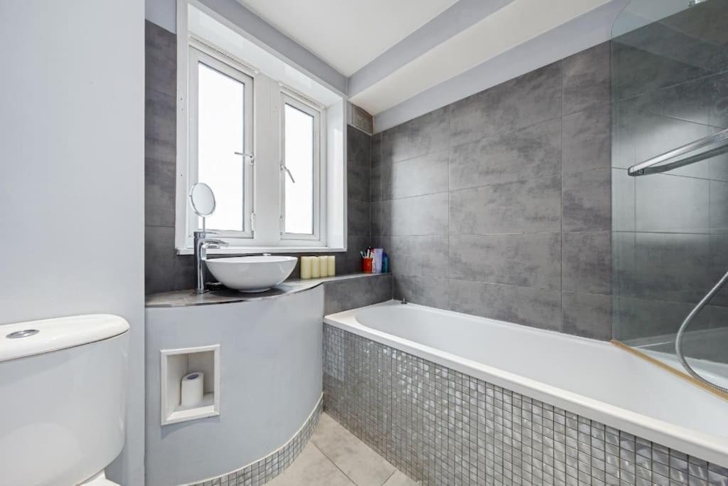 Top Floor 1 Bedroom Apartment With Views Over Лондон Екстер'єр фото